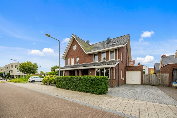 Zeer fraaie twee-onder-kap woning in een kleine villawijk